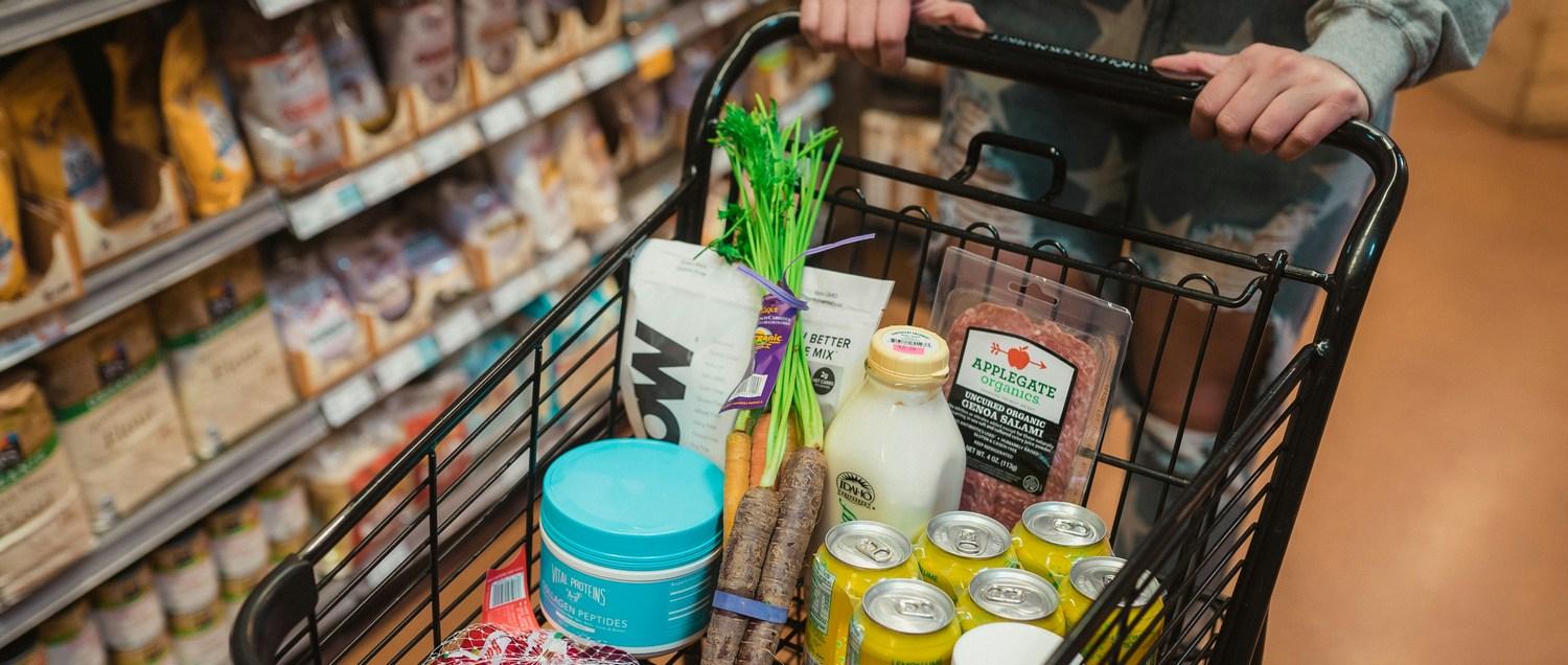 belanja kebutuhan puasa yang bikin pengeluaran membengkak saat atur keuangan di bulan puasa